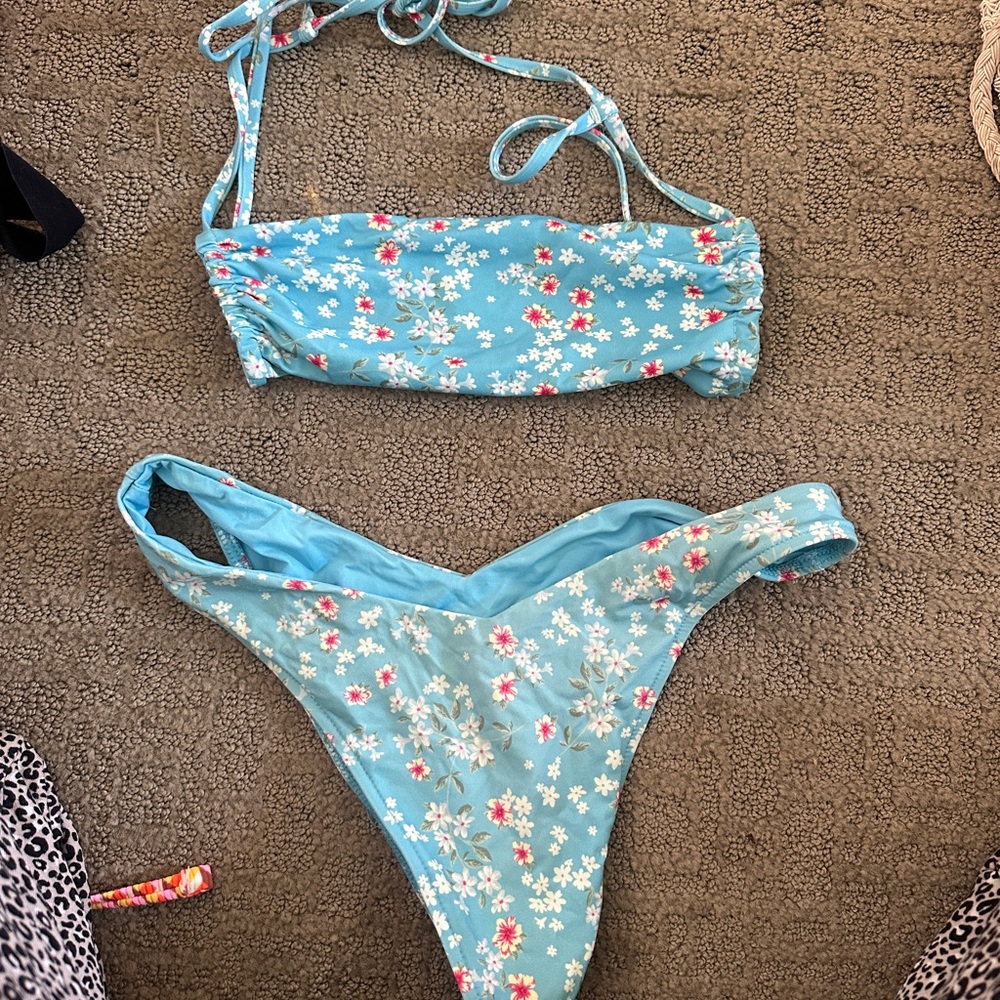 frankie’s bikinis blue floral S top M bottoms